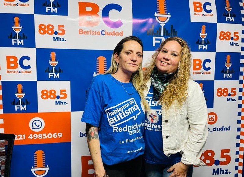 Yanina y Débora en los estudios de FM BerissoCiudad.