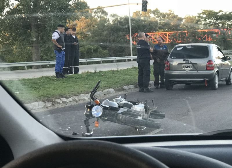 Entre un auto y una moto.