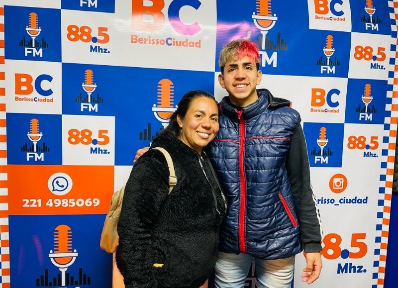 Junior junto a su mamá en los estudios de FM BerissoCiudad.