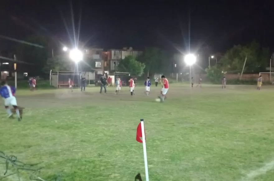 Arrancó un torneo amistoso nocturno.