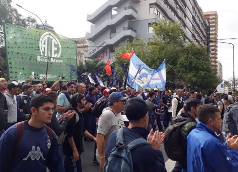 Masiva movilización en defensa del Astillero Río Santiago.