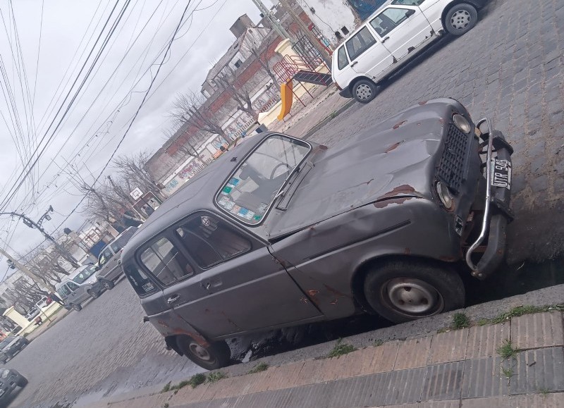 Amenaza de multa por el auto en la vereda.