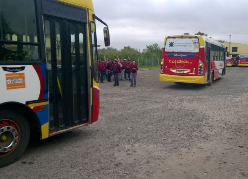 La empresa sacó unos pocos coches a la calle.