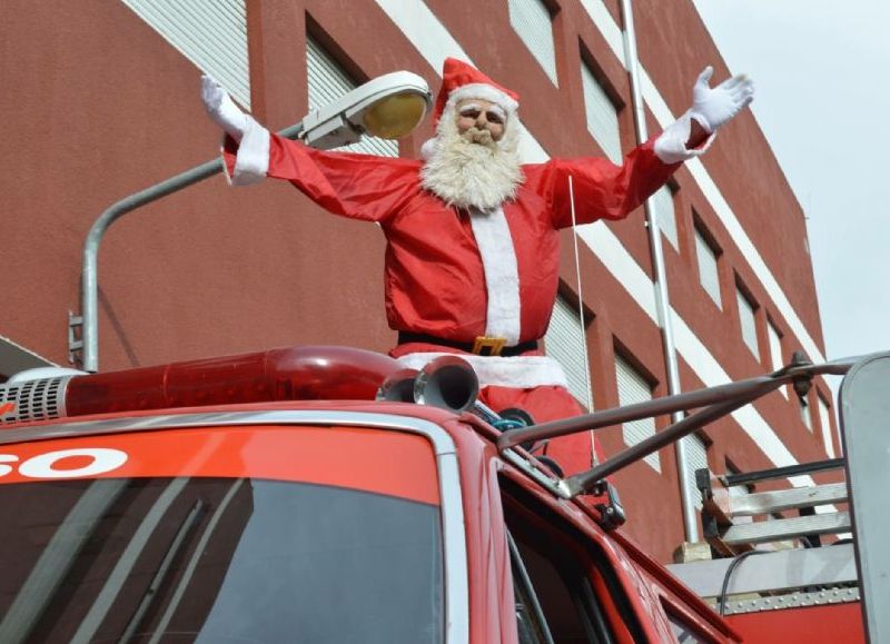 Papá Noel recorriendo las calles de Berisso