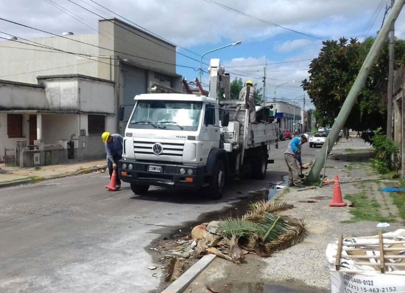 Trabajos de EDELAP para restablecer el servicio.