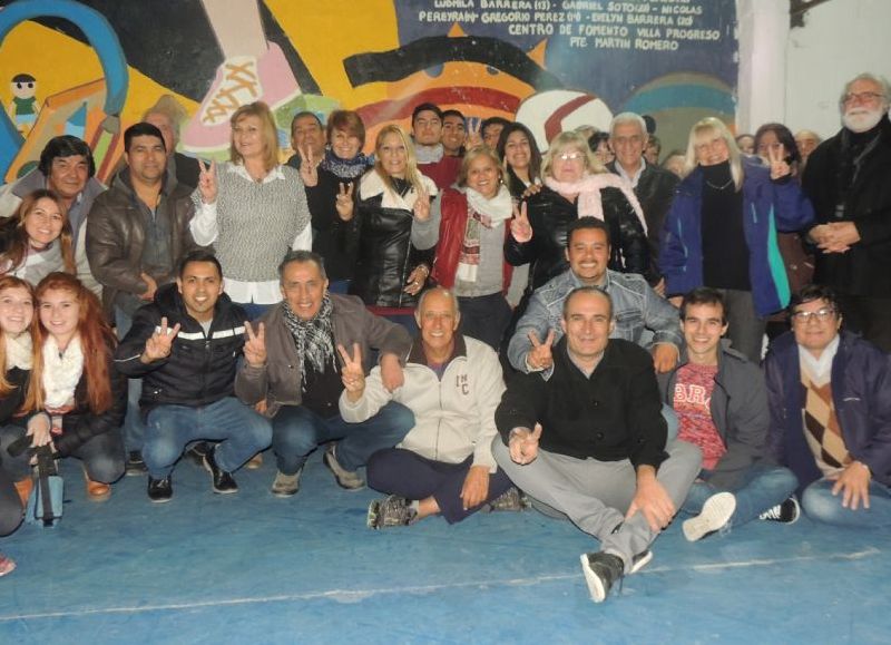 Reunión en el Centro de Fomento Cultural y Deportivo Villa Progreso.