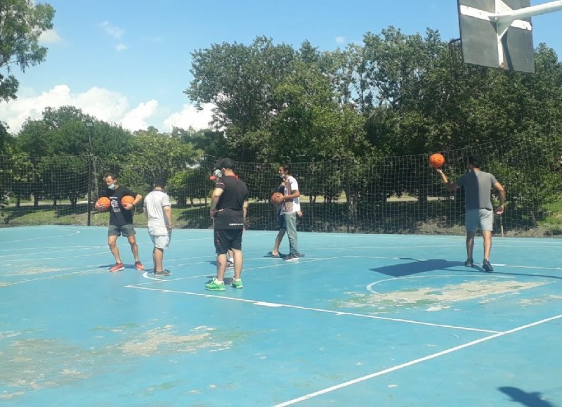 Actividad en la cancha de básquet.