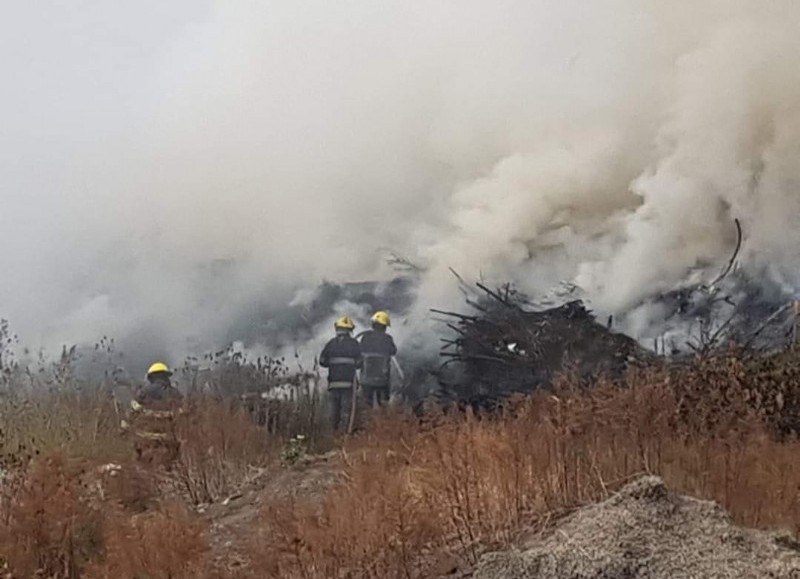 Ardua labor de los bomberos.