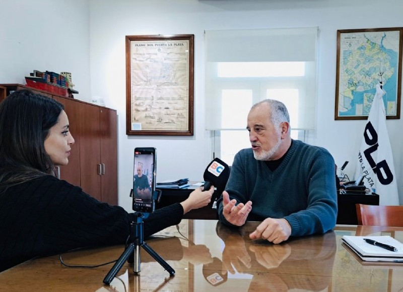 El presidente del Consorcio de Gestión del Puerto La Plata, José María Lojo junto a la periodista Melina Sisterna.