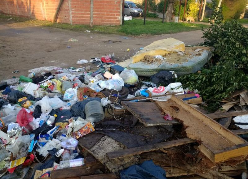 Además de las bolsas de basura, hay colchones y desechos tecnológicos acumulados.