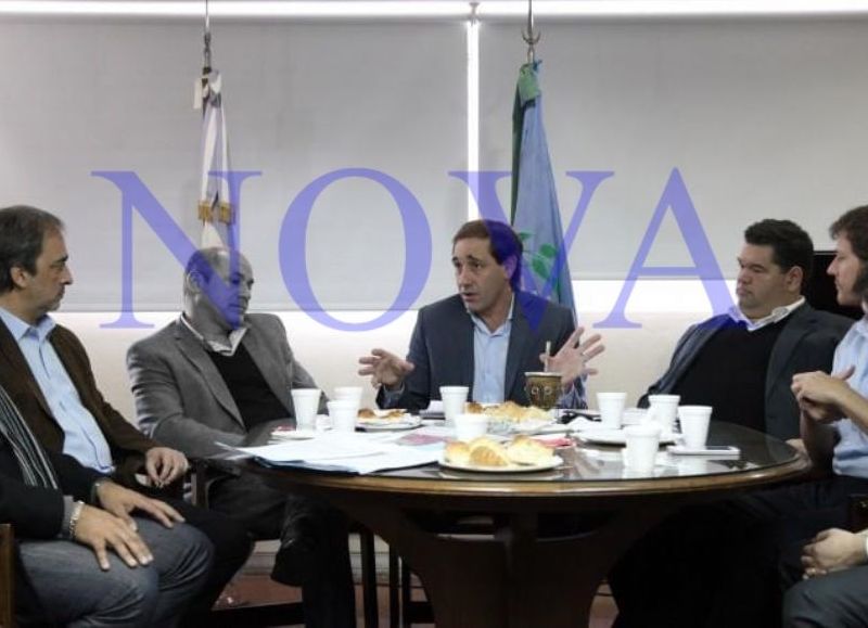 A pesar de la falta de apoyo del gobierno Provincial y Nacional, Mario Secco (Ensenada) no se achica y volvió a disparar contra Julio César Garro (La Plata) y Jorge Nedela (Berisso). (Fotomontaje: NOVA)