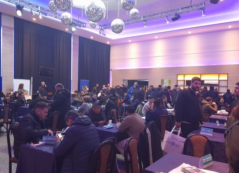 Encuentro en el Salón de Bomberos.