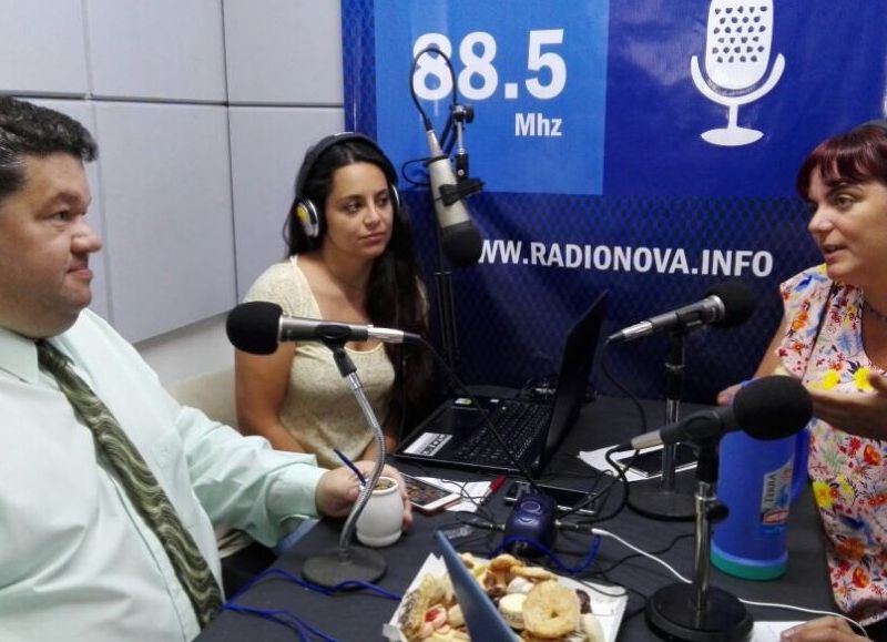 El intendente en diálogo con las conductoras del programa, Melina Sisterna y Manuela Chueco.