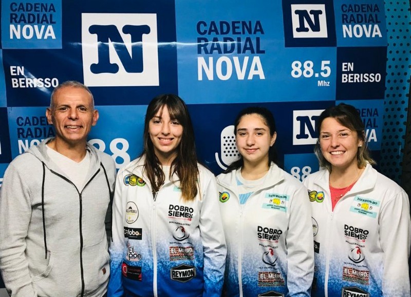 El sabonim Fernández junto a la rama femenina del plantel.