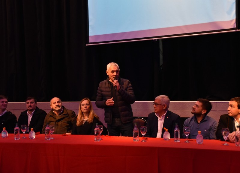 Acto en el Salón Dorado del cuartel local.