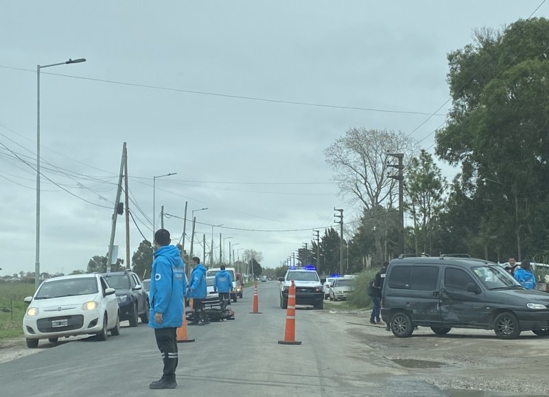 Colisión entre moto y camioneta.