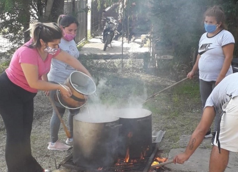 En pos de un plato de comida caliente para los más necesitados.