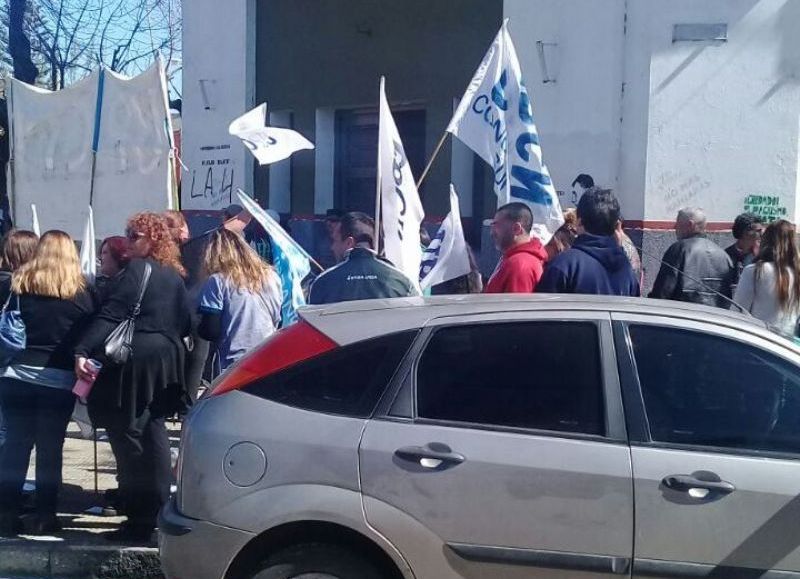 Reclamo frente al Palacio Municipal.