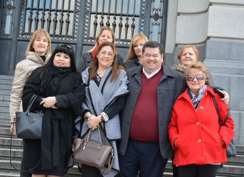 El intendente junto a un grupo de docentes.