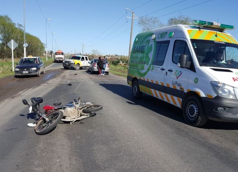 Chocaron una moto y un auto.