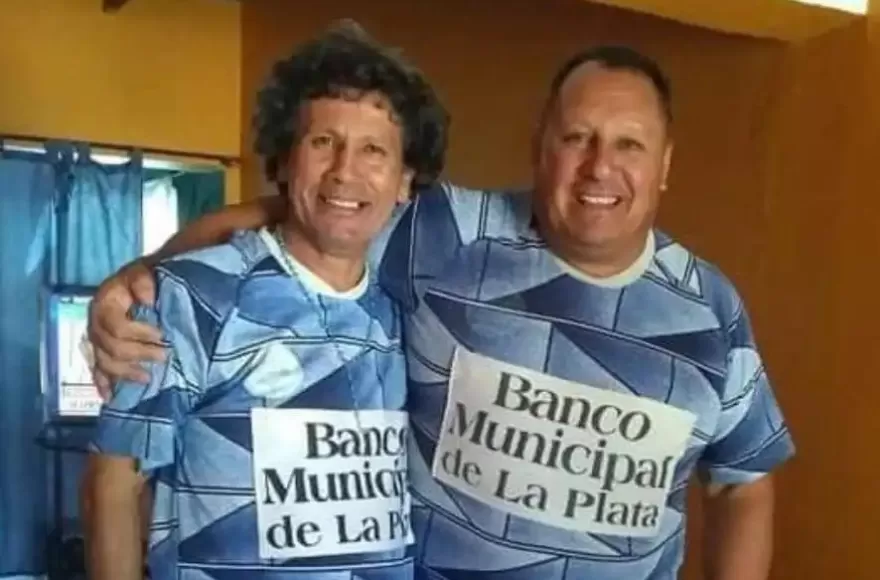 Hermindo Ramón Segovia y César Gustavo Regueiro, con la camiseta que usó la Villa en el torneo de la C.