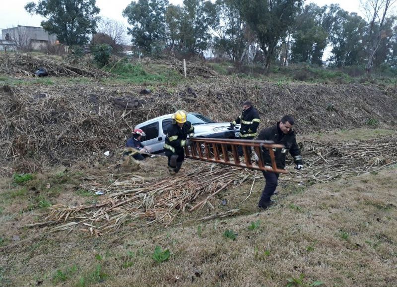 Un vehículo terminó en el zanjón.