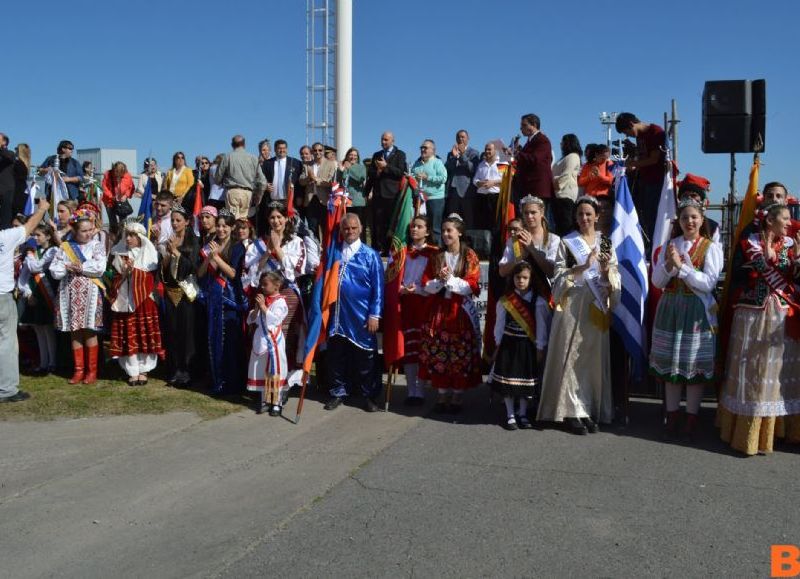 En el palco estuvieron presentes autoridades municipales, provinciales y nacionales, Abajo estaban las reinas de las colectividades