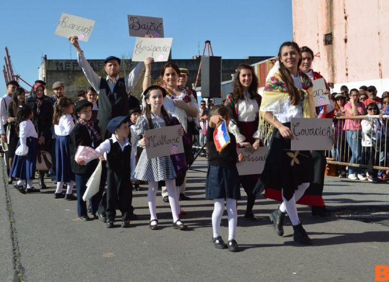 Algunos debieron esperar abajo y recibir a los embarcados