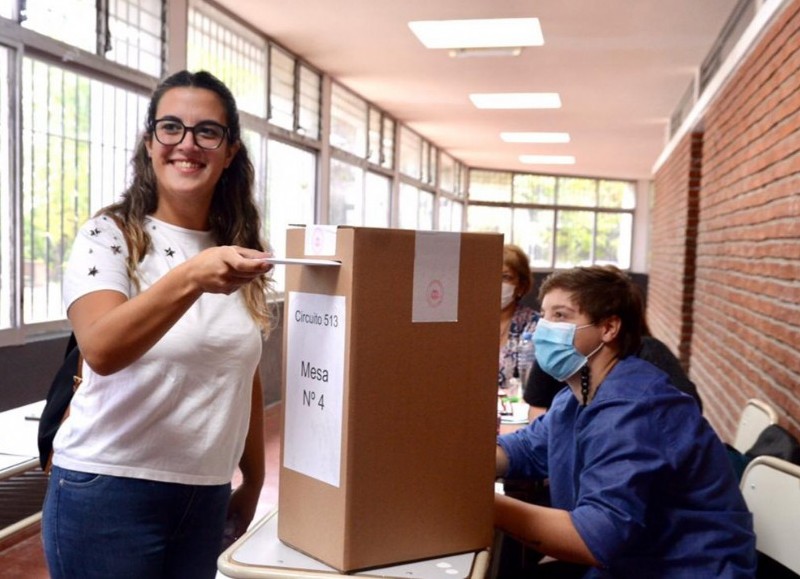 El voto de la concejal Antonella Villa Chiodo, candidata a vicepresidenta del Comité local.