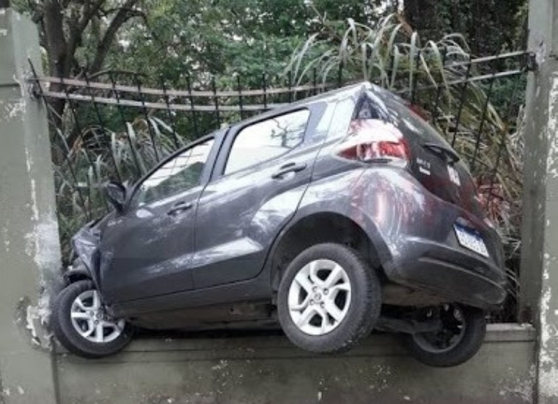 El siniestro sucedió en momentos en que se movilizaba en su Fiat Móvil gris y quedó metido entre unas rejas.