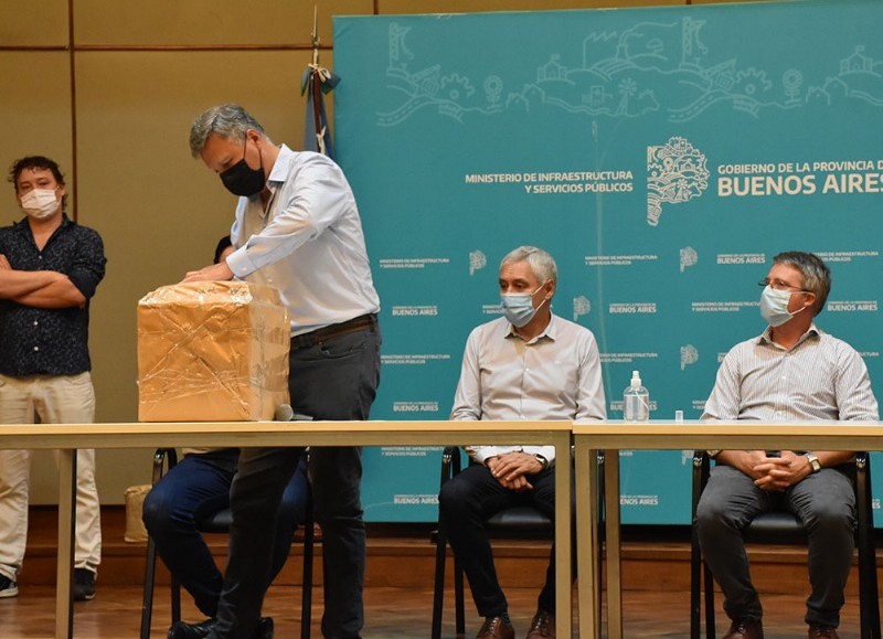 El intendente de Berisso Fabián Cagliardi participó, del acto en el que se licitó la obra “Acondicionamiento estación de bombeo y planta de líquidos cloacales” para la ciudad.