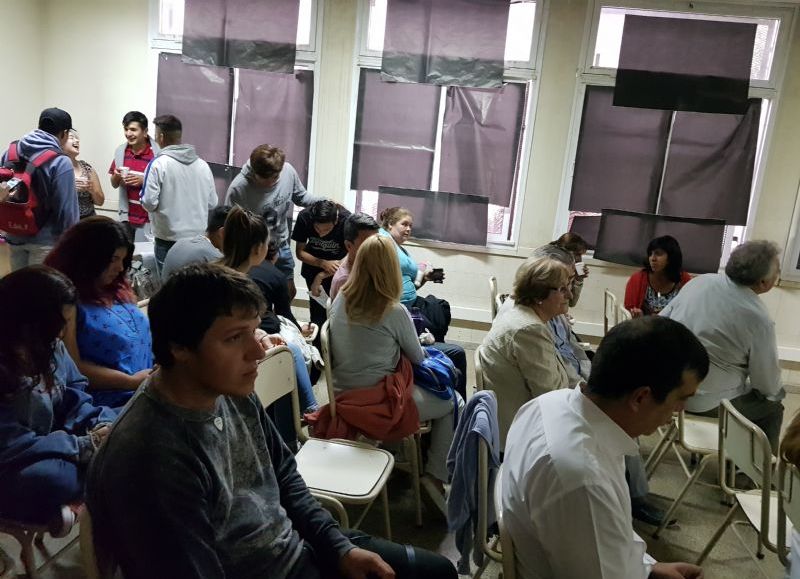 Gran expectativa en toda la comunidad educativa durante la presentación.