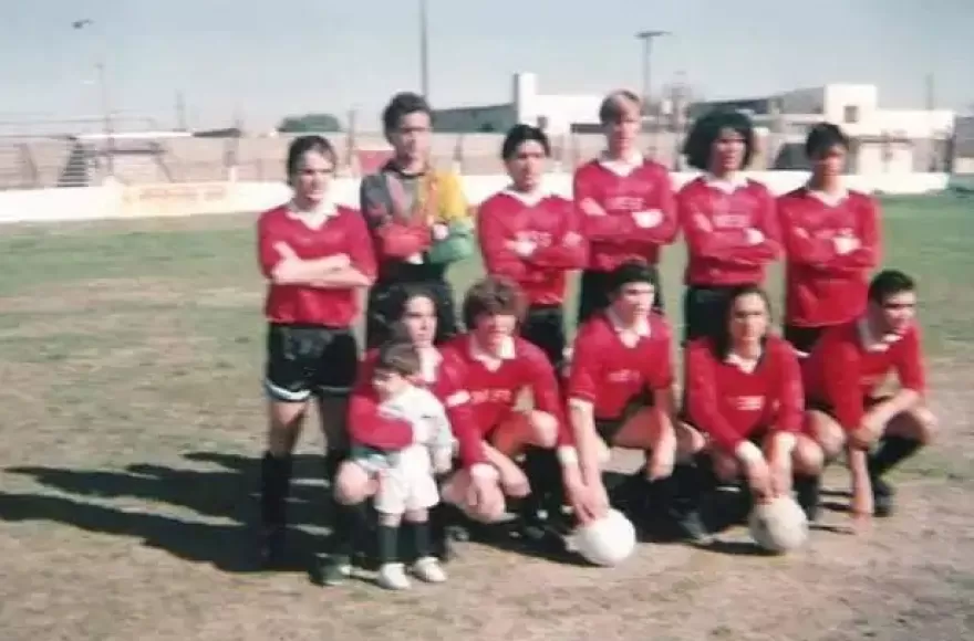 Los celestes de Villa San Carlos vistiendo una alternativa rojo, y de locales en el estadio de Cambaceres