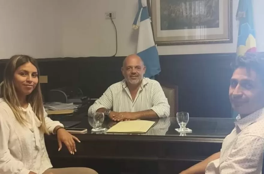 Leila Vallejos, junto a su padre, Diego, recibidos por el senador provincial mileísta, Carlos Curestis