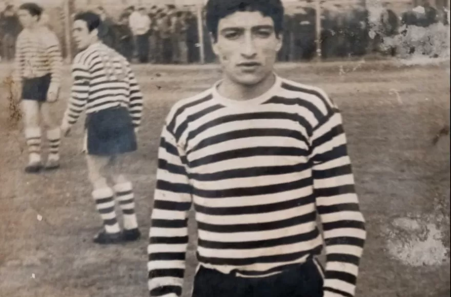 Coria en Estrella, en 1968, con veinte años. Es la primera camiseta que dio origen al apodo “Cebra”.