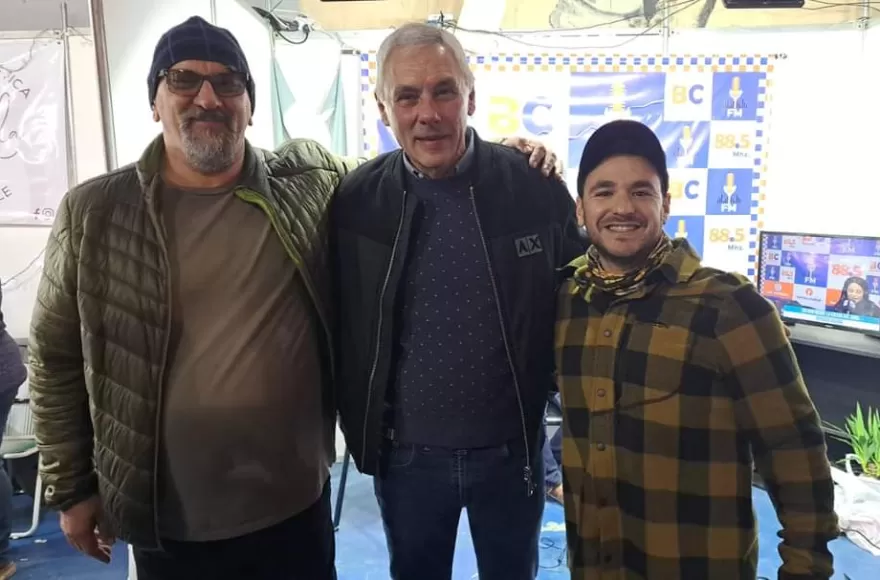 El vicepresidente Walter Núñez y el revisor de Cuentas, Juan Córdoba, flanqueando al intendente Cagliardi.