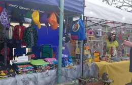 Cientos de vecinos recorren la feria de artesanos