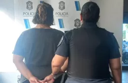 Mujer violenta atacó con una botella a una policía en el Hospital Larraín