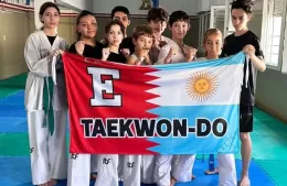 Alumnos del club Estudiantes realizan la venta de rifas para viajar al mundial de Taekwondo