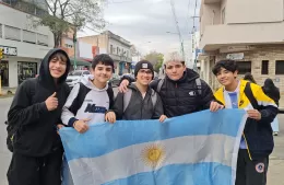 Festejo y orgullo de los jóvenes en Berisso por el gran partido de la Selección