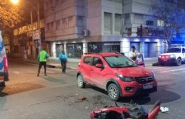 Dos menores hospitalizados por choque en pleno centro entre moto y auto