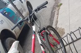 Una camioneta atropelló a una ciclista y se dio a la fuga