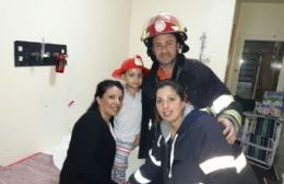 Emotiva visita de bomberos locales al Hospital de Niños