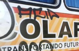 Dañan micro escolar con grafitis en plena madrugada