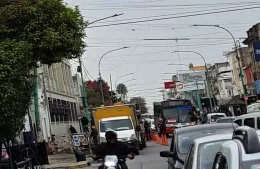 Tránsito brilla por su ausencia: complicación vehicular ante un Edelap que trabaja en Montevideo y 8