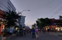 Segunda noche de los comercios y los vecinos aprovechan los descuentos