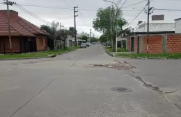 Vecinos reclaman por un peligroso bache en la esquina de 165 y 19