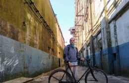 Salió de Berisso en bicicleta y recorre pueblos para contar las historias que nadie ve