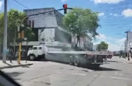 Vecinos denuncian maniobras peligrosas y caos vehicular en pleno centro