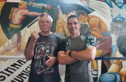 El reconocido entrenador Juan Carlos Fiora y su hijo cumplen 25 años de boxeo en el Gimnasio Municipal